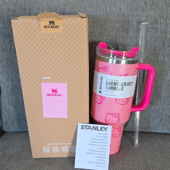 Stanley Pink Hello Kitty Quencher H2.0  Tumbler, 40oz. - Picture 4 of 11